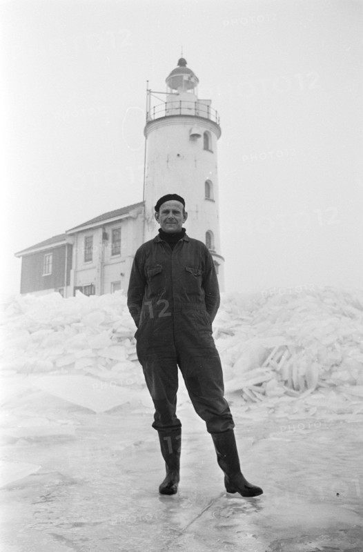 Kruiend ice at lighthouse, Marken, van IJsselmeer; lighthouse keeper Visser for tower Date: 8 January 1971 Location: IJsselmeer, Marken Keywords: IJS, lighthouses