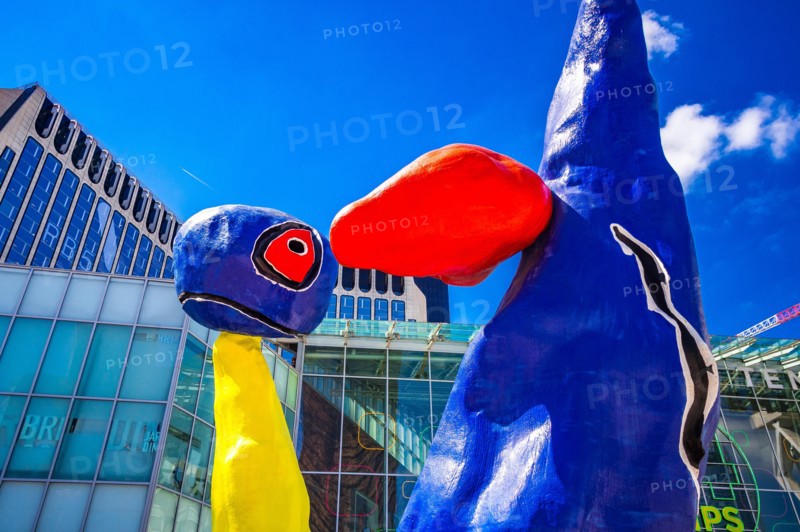 "Personnages Fantastiques" is a colourful outdoor artwork and represent two dancers playing together amongst the high-rises at La Defense,Paris,