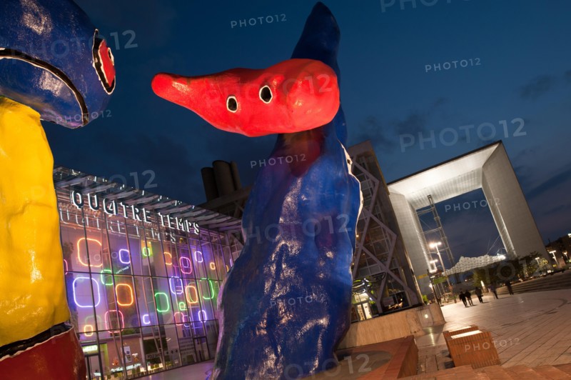 Paris, La Defense, Skulptur von Joan Miro - Paris, La Defense, Sculpture by Joan Miro