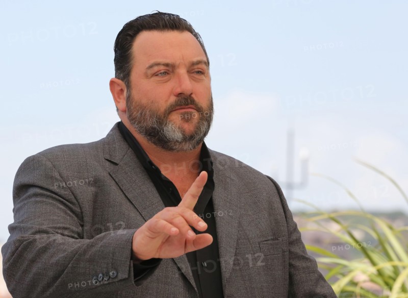 Cannes, France. 27th May, 2022. Denis Ménochet at the As Bestas photo call at the 75th Cannes Film Festival. Credit: Doreen Kennedy/Alamy Live News.