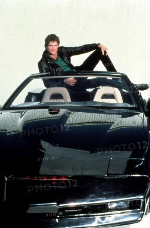 David Hasselhoff als Michael Knight auf seinem künstlich intelligenten und sprechenden Auto K.I.T.T *** Local Caption *** 1982  David Hasselhoff as Michael Knight and his artificial intelligent and speaking car K.I.T.T, 1980er, 1980s, Auto, Fernsehen, KItt, Knight Rider, Science Fiction, Television, US Series, car, Knight Rider