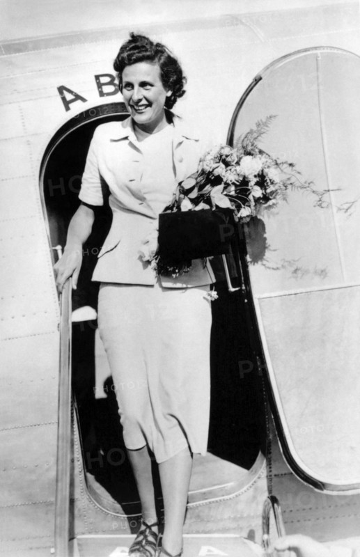 1937 , STOCKHOLM , SWEDEN : The german  Nazi  movie director and actress  LENI RIEFENSTAHL  ( 1902 - 2003 ) , friend of  ADOLF  HITLER  , arrival in Stockholm by air from Copenhagen , like a official representant of the german  Nazi Reich to present her film " Olympia " , shooting of last Summer Olympic Games in Berlin 1936 . - NAZI - NAZISMO - NAZISTA - WW2 - WWII - SECONDA GUERRA MONDIALE - DONNA REGISTA - CINEMA - FILM  - smile - sorriso  - orchidea - aeroplano - aeroporto - airport - flowers - fiori - fiore - borsetta - borsa - handbag - SVEZIA - Stoccolma ---  Archivio GBB