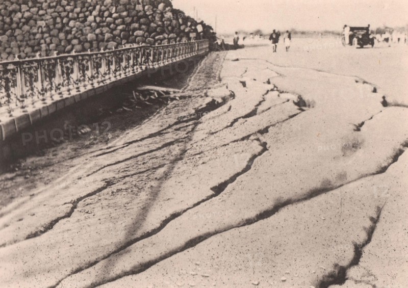 Japan Earthquake 1923: Fissures on the "Gaisen" Road in front of the imperial palace. (Right side)