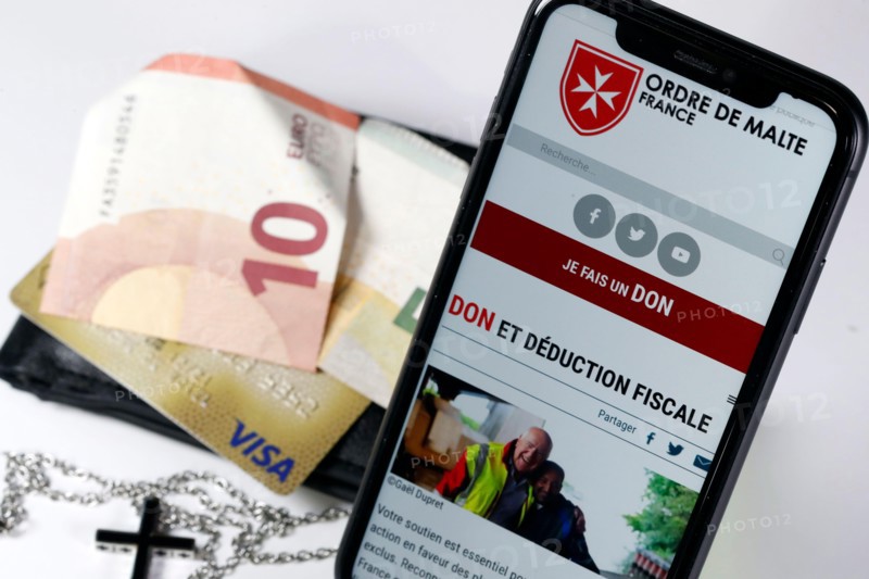 Fundraising on a smartphone for Ordre de Malte.  France.