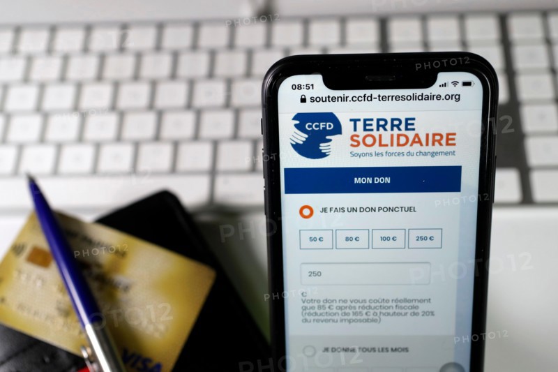 Online funding on smartphone to support  CCFD.  France.