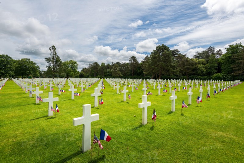 France, Calvados (14), Colleville-sur-Mer, premier cimetière militaire américain de la Seconde Guerre mondiale, croix en marbre blanc où reposent les
