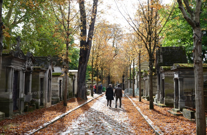 Père Lachaise Cemetery, tourists visiting the Pere Lachaise Cemetery, Cimetière du Père-Lachaise, Paris, France