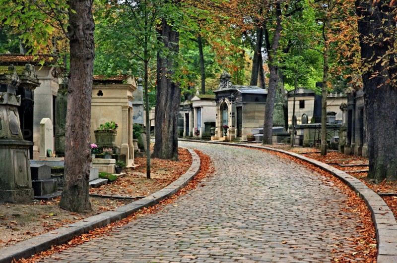 Walking around the Père Lachaise cemetery, the biggest and most "famous" cemetery of Paris, France.