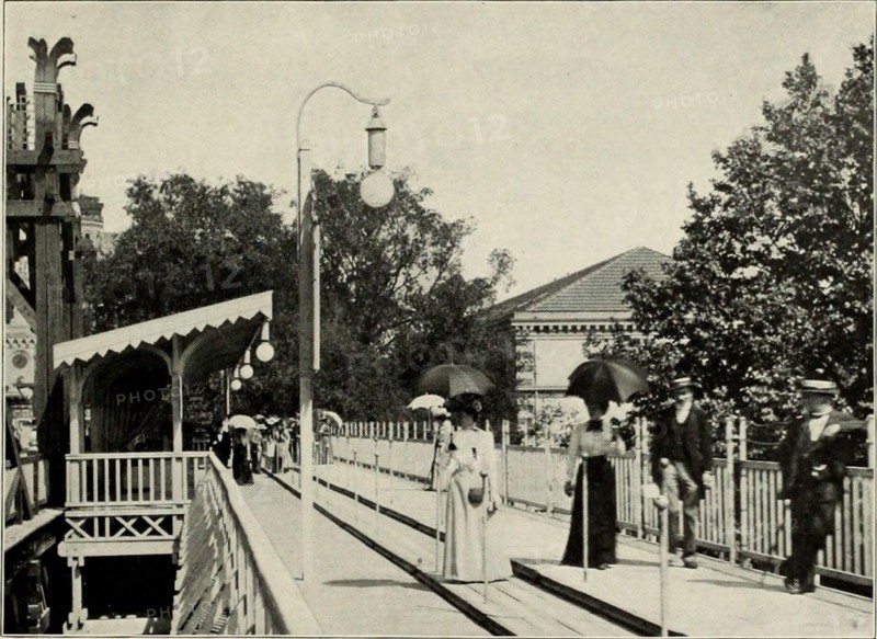 . Exposition universelle, 1900 : the chefs-d'uvre. ARCHITECTURE 2? The general organization, administrative and financial, of the Exposi-tion was constituted, in all its details, by the decrees of September 9, 1893,August 4, 1894, and June 13, 1896,—the last providing for the finances.By that of 1893, there was created in the Ministry of Commerce a sort of. THE MOVING PLATFORM. grand council, the Commission Supericiirc, presided over by the Ministerof Commerce, and having for vice-presidents the Ministers of PublicInstruction and of Agriculture and the Commissaire General. Thissupreme commissi