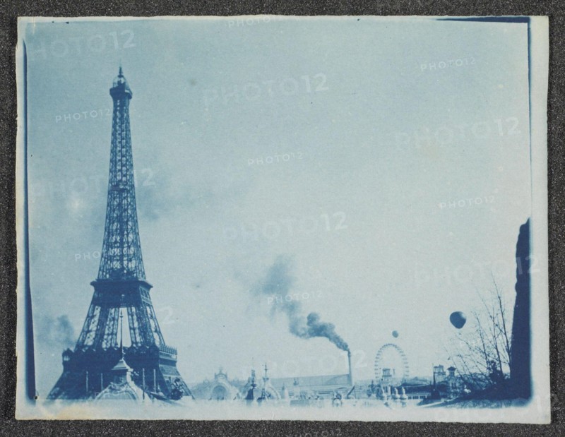 Gezicht op terrein van de Exposition Universelle met Tour Eiffel, Parijs 1900 View the site of the Exposition Universelle with smoking chimney, big wheel, airships and Tour Eiffel, 1900. Manufacturer : photographer: anonymous place manufacture: Paris Date: approx 1900 Physical features: cyanotypie Material: paper Technique: cyanotypie Dimensions: h 89 mm × W 117 mm Subject: world fair, world exhibition world exhibition 1900 (Paris) Where: Paris Eiffel Tower