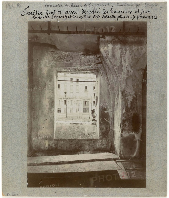 Bazaar fire of Charity, 15-17 rue Jean Goujon 8th arrondissement, Paris, May 4, 1897. bazaar fire of Charity - Paris. Window which had unsealed the bars and by which Somery and his aides have rescued more than 250 people. Incendie du bazar de la Charité, 15-17 rue Jean Goujon, Paris (VIIIème arr.), le 4 mai 1897. Fenêtre dont on avait descellé les barreaux et par laquelle Somery et ses aides ont sauvé plus de 250 personnes. Photographie d'Albert Brichaut. Aristotype à la gélatine. Paris, musée Carnavalet.