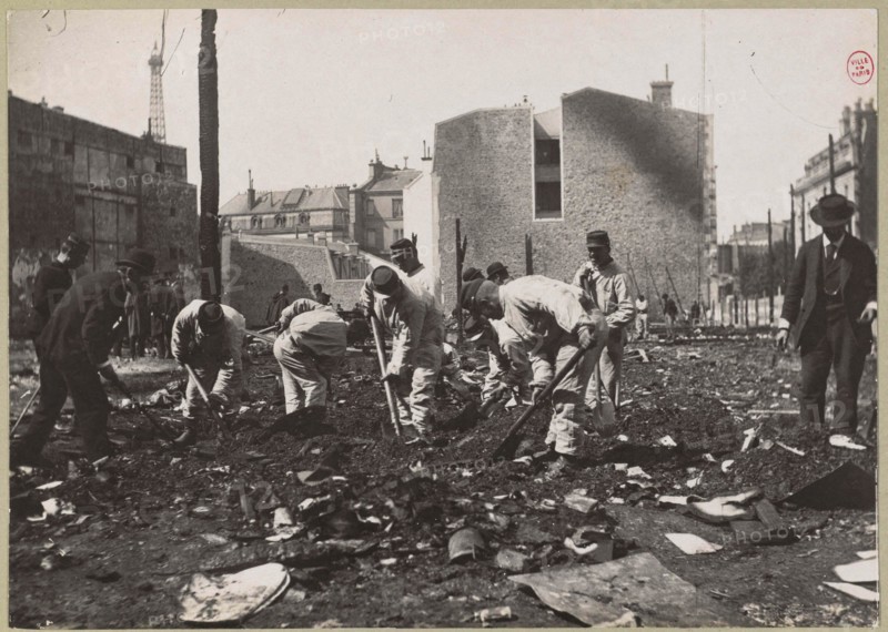 SEARCH in the rubble of FIRE THE BAZAAR OF CHARITY 23 RUE JEAN GOUJON, 8TH DISTRICT. Recherche dans les décombres de l'incendie du bazar de la Charité, 23, rue Jean-Goujon, Paris (VIIIème arr.). 1897. Photographie anonyme. Paris, musée Carnavalet.