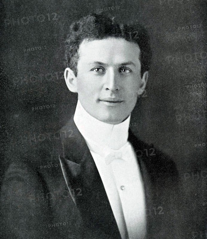 HARRY HOUDINI (1874-1926) Hungarian-American illusionist and stunt performer about 1900