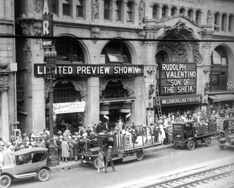 Limited Preview Showing at the Million Dollar Theatre in Los Angeles of RUDOLPH VALENTINO and VILMA BANKY in THE SON OF THE SHEIK 1926 director GEORGE FITZMAURICE based on the novel by Edith Maude Hull Silent movie  Feature Productions / United Artists