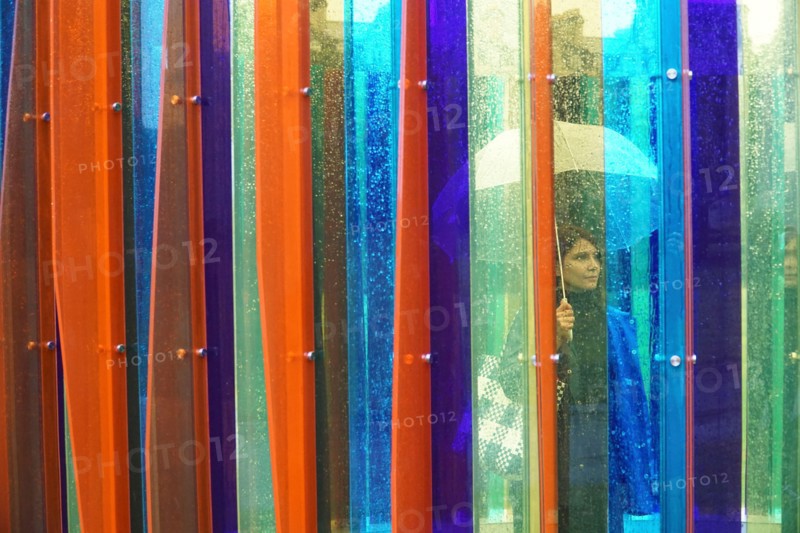 London, UK, 14 September 2021: Sculptures by seventeen different artists have gone on display in Regent's Park for the annual Frieze Sculpture display. 'Environnement de Transchromie Circulaire,' 1965-2017, by Carlos Cruz-Diez, is a colourful experience even on a grey day. Anna Watson/Alamy Live News