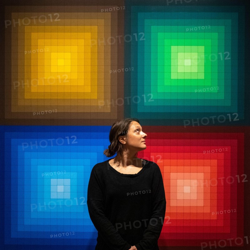 London, UK.  4 October 2022. A staff member views 'Arc Tur', 1968, by Victor Vasarely at a preview of “Einstein in the Sky with Diamonds”, a new exhibition by the late Hungarian artist Victor Vasarely.  A selection of eight major works by the master of optical and kinetic art, covering almost his entire career from the 1950s to the 1980s are on show at Mazzoleni gallery in Mayfair 12 October to 16 December 2022.  Credit: Stephen Chung / Alamy Live News
