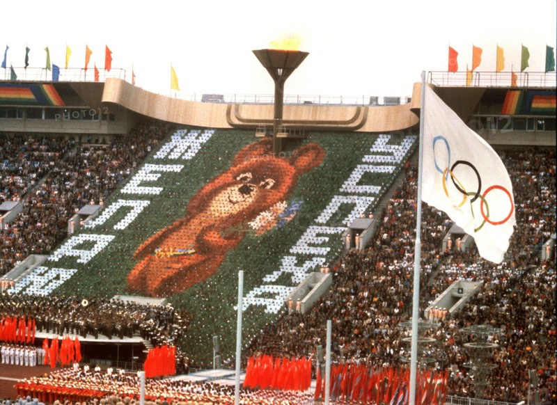 The file shows 5000 athletes forming the mascot 'Misha' with cloth during the opening ceremony for the 22nd Olympic Games at the Lenin stadium in Moscow, Sowjetunion, 19 July 1980. 5.353 athletes from 81 countries participated in the Olympic Games. Many others boycotted the event as a sign of protest against the Sowjet military intervention in Afghanistan. Photo: Frank Leonhardt