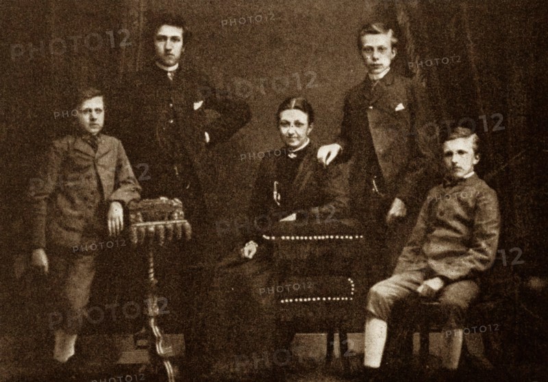 Family Portrait of the Mondrian family. From left to right: Carel (1880-1956) Piet (1872-1944) Johanna (1870-1939) Willem (1874-1945) Louis (1877-1943) The photo is dated 1890.