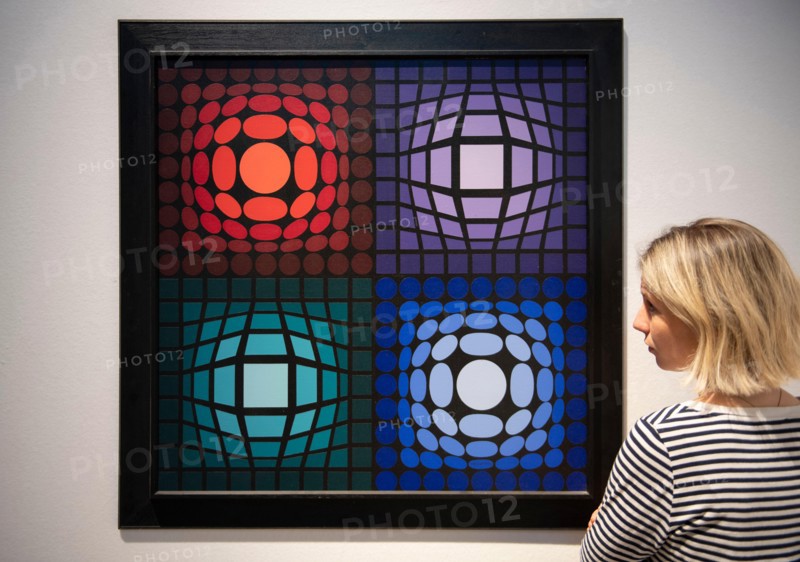 Bonhams, New Bond Street, London, UK. 24th June 2019. Modern and Contemporary Art preview before the sale on 27th June 2019. Image: Victor Vasarely, CATHÉ, 1973-1975, estimate £35,000-45,000. Credit: Malcolm Park/Alamy Live News.