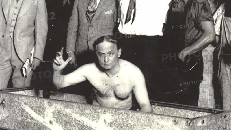 Harry Houdini (March 24, 1874 Ð October 31, 1926) was a Hungarian-born American illusionist and stunt performer, known for his sensational escape acts