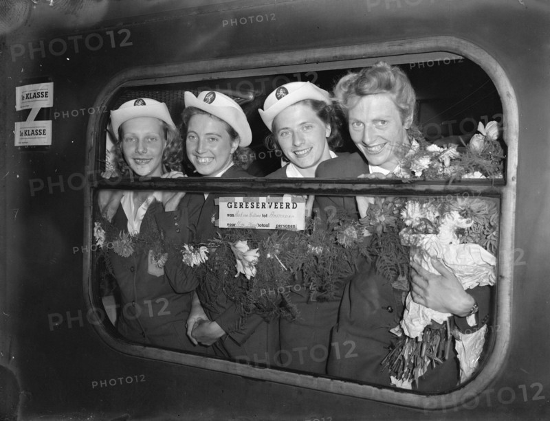 The Dutch 4 x 100 m team, Olympic champion 1948 in London. Arrival in Hoek van Holland. V.l.nr. Xenia Stad-de Jong, Nettie Witziers-Timmer, Gerda van der Kade-Koudijs and Fanny Blankers-Koen. Date: 9 August 1948 Location: Hoek van Holland, Zuid-Holland Keywords: athletics, group portraits, sports, trains Personal name: Blankers-Koen, Fanny, Kade-Koudijs, Gerda van der, Stad-de Jong, Xenia, Witziers-Timmer, Nettie