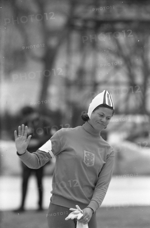 Winter Olympics in Grenoble. Ans Schut rides after her ride on the 3000 meters, in which she set an Olympic record. Date: February 12, 1968 Location: Grenoble Keywords: skating, sports Person name: Schut, Ans Institution name: Winter Olympic Games