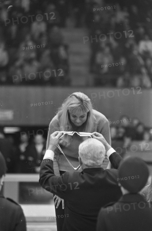 Winter Olympics in Grenoble. Honour of Carry Geijssen, winner of the gold medal in skating for women over 1000 meters. Date: 11 February 1968 Location: Grenoble Keywords: skating, sport Person name: Geijssen Carry Institution name: Winter Olympic Games