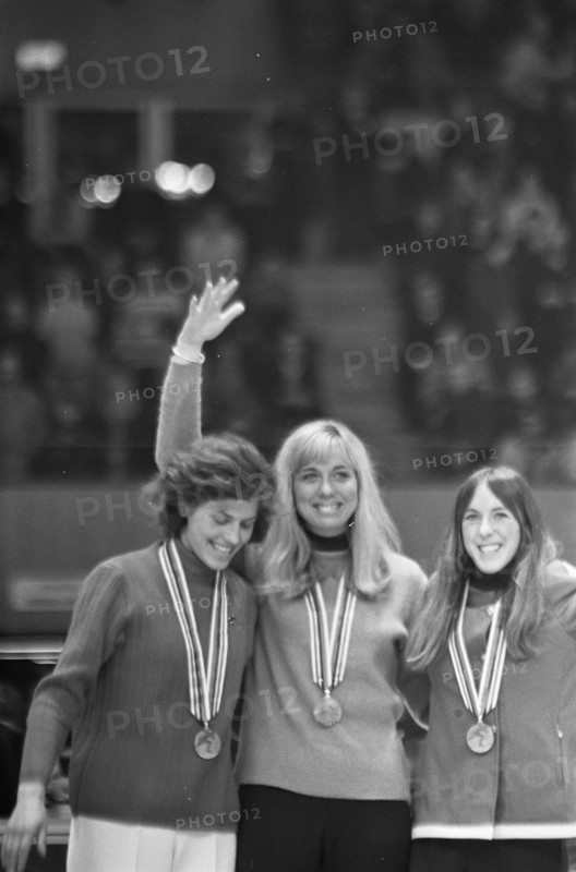 Winter Olympics in Grenoble  The honorary stage for the medalists in skating for women over 1000 meters. From left to right Lyudmila Titova (USSR, second), Carry Geijssen (Netherlands, first) and Dianne Holum (United States, third) Date: 11 February 1968 Location: Grenoble, Switzerland Keywords: Olympics, skating, sports Person name: Geijssen, Carry, Holum, Dianne, Titova, Lyudmila Institution name: Winter Olympic Games