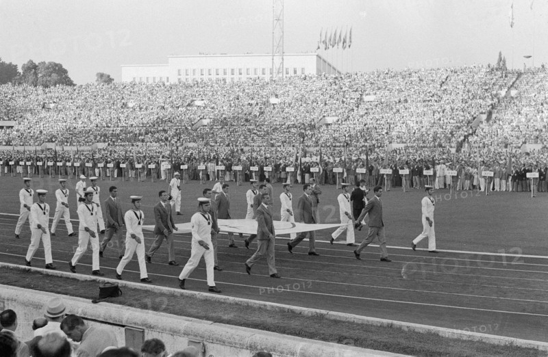 Olympic Games at Rome. Opening.Bringing in the Olympic flag, August 25, 1960, pigeons, openings, The Netherlands, 20th century press agency photo, news to remember, documentary, historic photography 1945-1990, visual stories, human history of the Twentieth Century, capturing moments in time