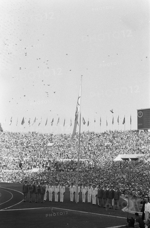Olympic Games in Rome. Opening. Pigeons being released, 25 August 1960, pigeons, openings, The Netherlands, 20th century press agency photo, news to remember, documentary, historic photography 1945-1990, visual stories, human history of the Twentieth Century, capturing moments in time