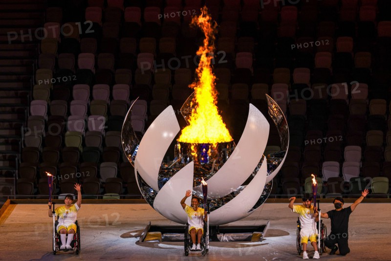 Tokyo, Japan. 2021 August 25th. Opening ceremony of the Paralympic Games Tokyo 2020. torch lighting with paralympic fire. Credit: Marco Ciccolella/Alamy Live News