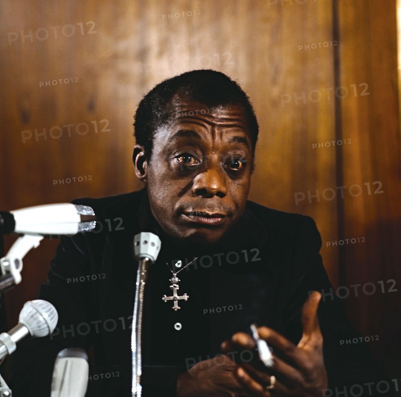James Baldwin, berühmter amerikanischer Schriftsteller und Bürgerrechtler, Portraitaufnahme bei einer Pressekonferenz in Deutschland, circa 1968. James Baldwin, one of the most important American writers of the 20th century and civil rights activist, portrait shot at a press conference in Germany, circa 1968.