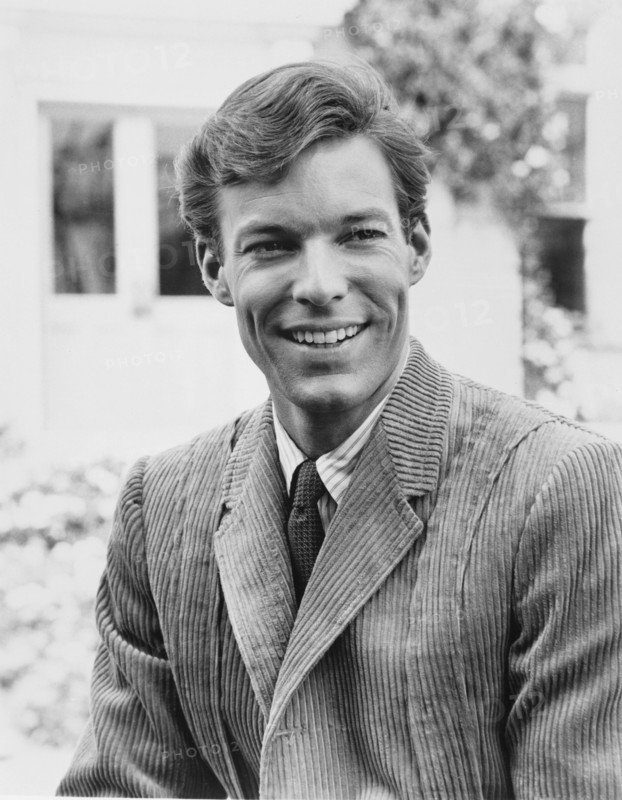 1963 ca.  : The actor RICHARD CHAMBERLAIN ( born 31 march 1934 , Beverly Hills , Los Angeles ) in Tv Series Dr. KILDARE ( 1961 - 1966 ) by Jack Arnold  - MOVIE - FILM - CINEMA - TELEVISION - TELEVISIONE - ritratto - portrait - smile - sorriso - velluto - velvet - tie - cravatta  - GAY - homosexuality - homosexual - omosessuale - omosessualità ----  Archivio GBB