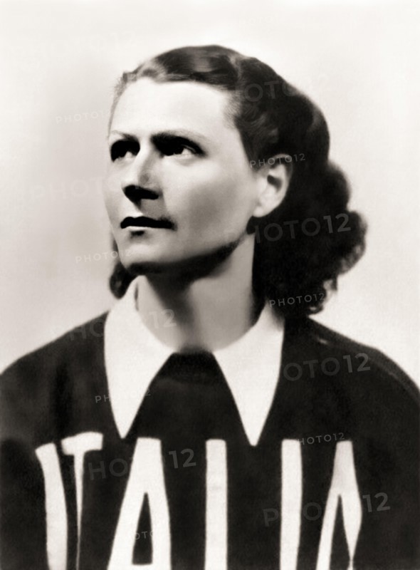 1936 , ITALY  : The  italian runner hurdler and sprinter ONDINA VALLA ( Trebisonda , 1916 - 2006 ) ,  participated in the 1936 Summer Olympics in Berlin, Germany, where he achieved international fame by winning one gold medals for 80 meter hurdles and first Italian woman to win a gold medal at the Olympic Games . Unknown photographer . - OLIMPIADE - OLIMPIADI di BERLINO - OLYMPIA  - FOTO STORICHE - HISTORY - portrait - ritratto - SPORT - ATLETA DONNA - athlet - ATLETICA - SALTO AD OSTACOLI - CORSA  ---  Archivio GBB