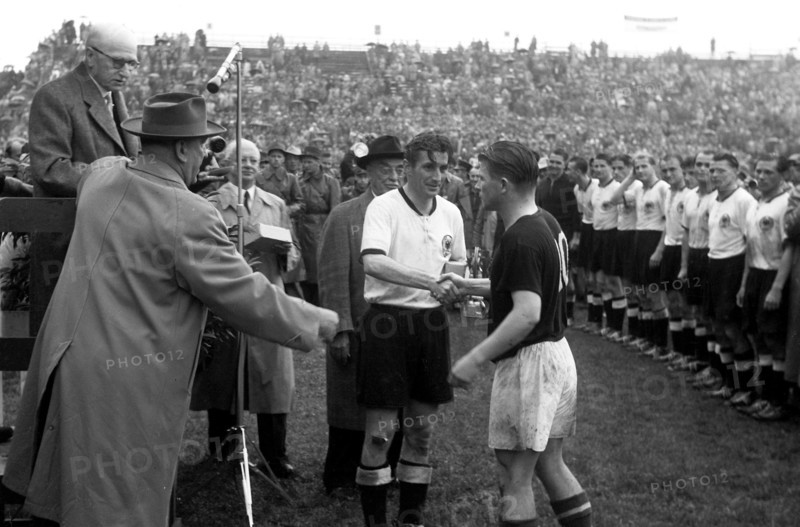 (FILE) - Hungarian team captain Fernenc Puskas (R) congratulates German team captain Fritz Walter (C) after the World Cup 1954 finals in Bern, Switzerland, 04 July 1954. Soccer legend Puskas died on Friday, 17 November aged 79. Photo: Koll