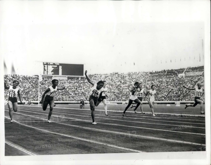Oct. 19, 1964 - OLYMPIC GAMES IN TOKYO. WOMEN'S 100 METRES FINAL. PHOTO SHOWS:- Wyomia Tyus, of USA 217-third from left , winni