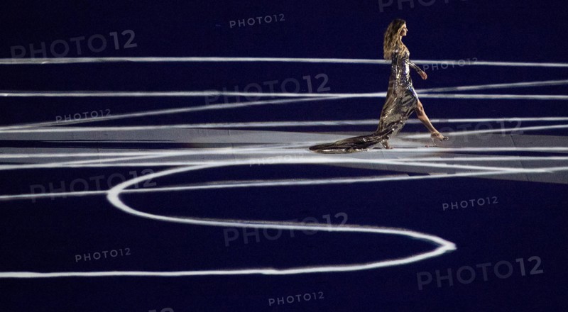Rio de Janeiro, RJ, Brazil. 5th Aug, 2016. XXXI OLYMPIC GAME OPENING CEREMONY: Gisele Caroline BÃ¼ndchen preforms during the opening ceremony at Maracana Stadium during the 2016 Rio Summer Olympics games. Credit:  Paul Kitagaki Jr./ZUMA Wire/Alamy Live News