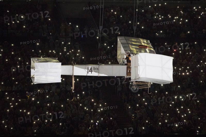 Rio de Janeiro, RJ, Brazil. 5th Aug, 2016. XXXI OLYMPIC GAME OPENING CEREMONY: Performers participate in the opening ceremony at Maracana Stadium during the 2016 Rio Summer Olympics games. Credit:  Paul Kitagaki Jr./ZUMA Wire/Alamy Live News