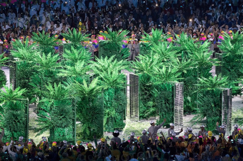 Rio de Janeiro, RJ, Brazil. 5th Aug, 2016. XXXI OLYMPIC GAME OPENING CEREMONY: Performers participate in the opening ceremony at Maracana Stadium during the 2016 Rio Summer Olympics games. Credit:  Paul Kitagaki Jr./ZUMA Wire/Alamy Live News