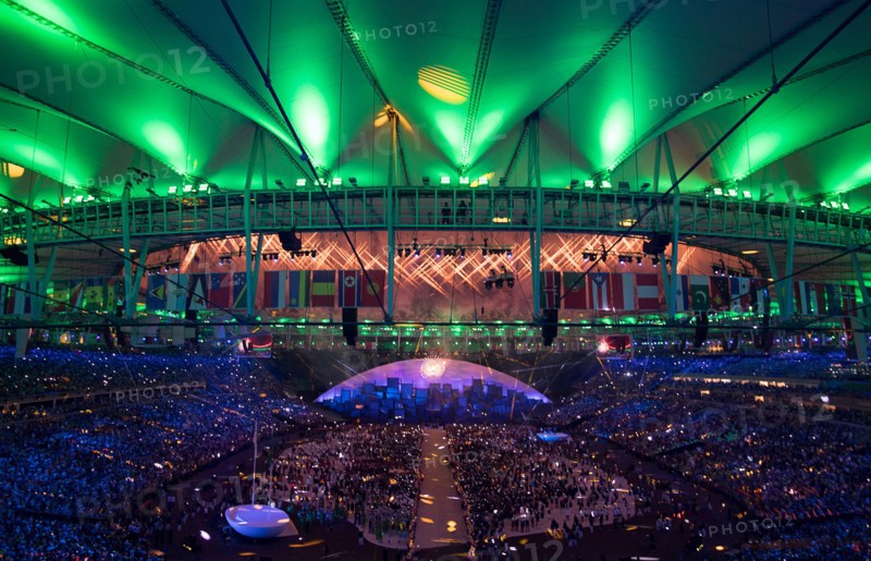 Rio de Janeiro, RJ, Brazil. 5th Aug, 2016. XXXI OLYMPIC GAME OPENING CEREMONY: The Olympic cauldron shines it light at Maracana Stadium during the 2016 Rio Summer Olympics games. Credit:  Paul Kitagaki Jr./ZUMA Wire/Alamy Live News
