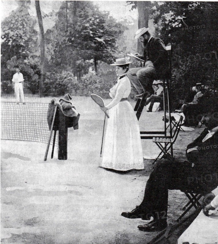 . English: A. Gillou (maybe Kate Gillou?), French contestant, at the 1900 Olympic games Tennis tournament, at the Tennis court Cercles des Sports de l'Ile de Puteaux, Paris. Cover page of magazine La vie au grand air, No 97 from July 22nd, 1900. Deutsch: A. Gillou (vielleicht auch Kate Gillou?), Französische Teilnehmerin beim Tennis bei den Olympischen Spielen 1900, auf der Tennisanlage Cercles des Sports de l'Ile de Puteaux, Paris. Titelseite der Zeitschrift La vie au grand air, No 97 vom 22. Juli 1900. 1900. Unknown 302 Tennis women 1900