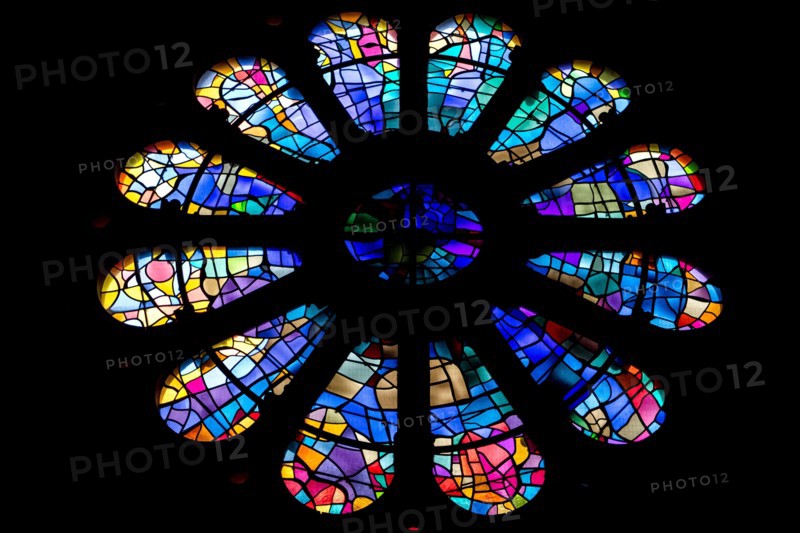 Bremen, Germany. 08th Jan, 2020. Light shines through the Marian window of the Church of Our Lady, designed by the French painter Alfred Manessier. The historic town church is 1,000 years old. Credit: Sina Schuldt/dpa/Alamy Live News