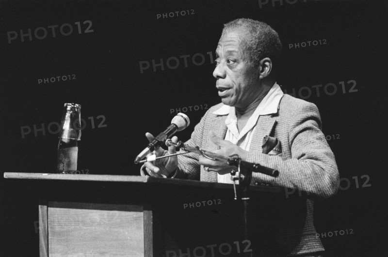 Lecture James Baldwin in the series Another Window on the World in the Bali in Amsterdam; James Baldwin during his lecture Date: December 2, 1984 Location: Amsterdam, Noord-Holland Keywords: SERIES, lectures Personal name: James Baldwin