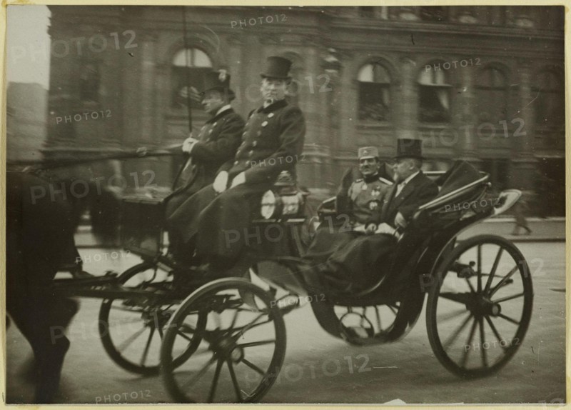 Arrival of Prince Alexander of Serbia (March 1916), the Prince and Mr Poincare leave City Hall. Prince Alexander I of Serbia and the President of the French Republic Raymond Poincaré leave City Hall, Paris, 23 March 1916 Anonyme. Arrivée du prince Alexandre de Serbie (Mars 1916) : le prince et Mr Poincaré quittent l'hôtel de ville. Le prince Alexandre Ier de Serbie et le Président de la République française Raymond Poincaré quittent l'Hôtel de Ville, Paris, le 23 mars 1916. Tirage au gélatino-bromure d'argent. 23 mars 1916-23 mars 1916. Paris, musée Carnavalet.