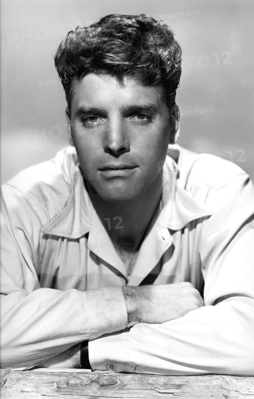 1947  : The movie actor BURT LANCASTER , pubblicity still - MOVIE - CINEMA - portrait - ritratto - collar - colletto  - sex symbol - beefcake - hunk ----  Archivio GBB