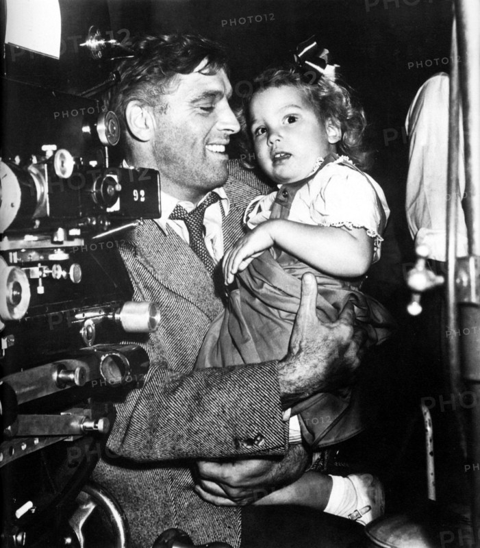 1952 c. : The movie actor BURT LANCASTER ( 1913 - 1994 )with her daughter JOANNA during the working of movie COME BACK LITTLE SHEBA ( Torna piccola Sheba ) by Daniel Mann , from a comedy by William Inge  , pubblicity still - MOVIE - CINEMA - portrait - ritratto  - sex symbol - profilo - profile - smile - sorriso - figlia - padre - father - sul set  ----  Archivio GBB