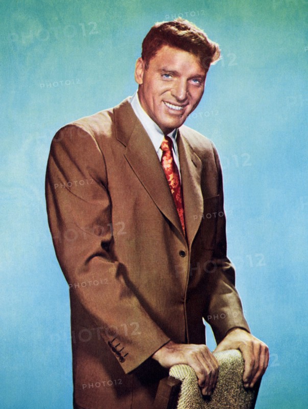 1954 : The movie actor BURT LANCASTER ( 1913 - 1994 ) at time of movie FROM HERE TO ETERNITY ( Da qui all' eternità ) by Fred Zinnemann , from the novel by James Jones pubblicity still - MOVIE - CINEMA - portrait - ritratto  - sex symbol - beefcake - hunk - smile - sorriso - tie - cravatta  ----  Archivio GBB