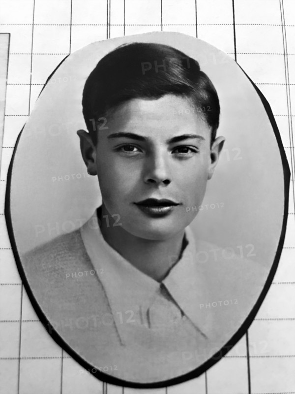 1938 c., Roma ,  ITALY : The celebrated italian movie actor MARCELLO MASTROIANNI ( Mastrojanni , 1924 - 1996 ) when was a young boy aged 14 . Unknown photographer .- HISTORY - FOTO STORICHE - ATTORE - MOVIE - CINEMA - SEX SYMBOL - personalità da bambino bambini da giovane - personality personalities when was young - INFANZIA - CHILDHOOD - BAMBINO - BAMBINI - CHILDREN - CHILD - TEENAGER - RAGAZZO - BOY - smile - sorriso  - PORTRAIT - RITRATTO - SEX SYMBOL --- ARCHIVIO GBB