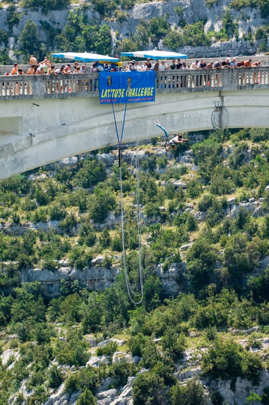 Bungee jumping from the bridge Pont de l'Artuby in the Gorges du Verdon / Verdon Gorge, Alpes-de-Haute-Provence Provence, France