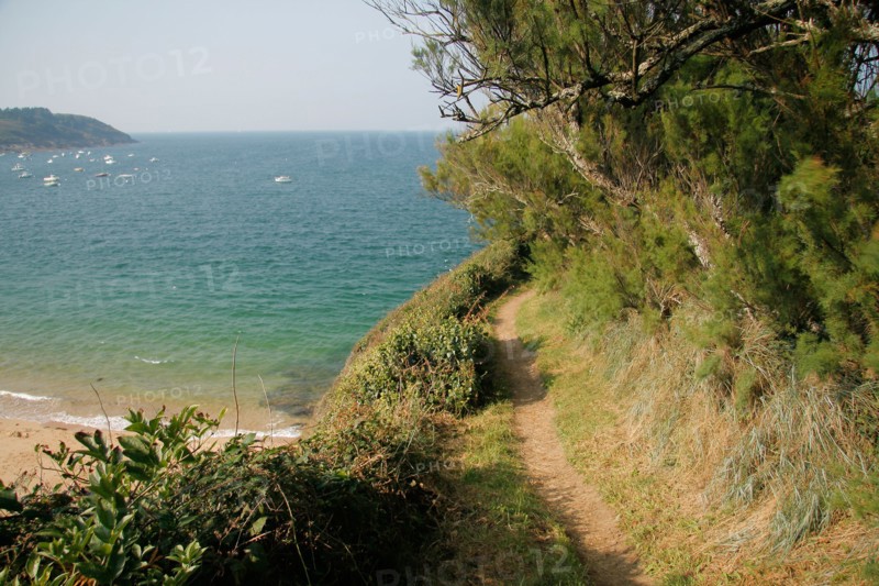 Coastal path, hiking trail GR34, between Cancale and St Malo (St Coulomb, Ille et Vilaine, Brittany, France).